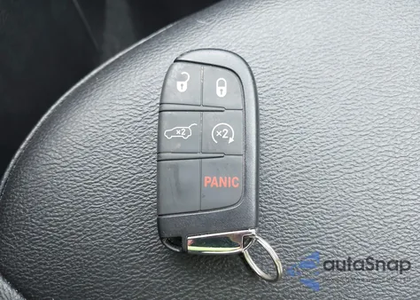 2024 Jeep Compass Latitude 4X4 z USA, uszkodzony, nr VIN 3C4NJDBN4RT106311